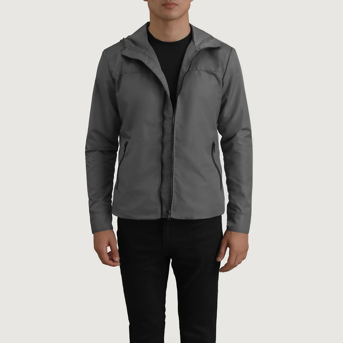 
Wesley Grau Hooded Windbreaker Lederjacke für Herren in Grey Full-Grain Leather - Vorderansicht & maßgeschneiderte Silhouette | Online Kaufen