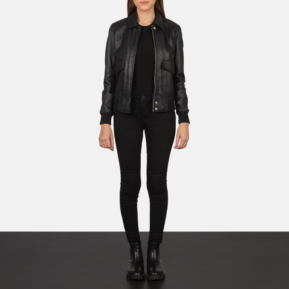 Women's Westa A-2 Black Leather Bomber Jacket - Seitenansicht mit ergonomischem Ärmelschnitt