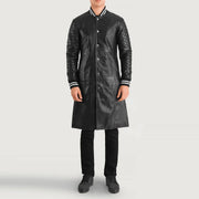 Wilde Schwarz Leather Varsity Ledermantel für Herren in Black Sheepskin Leather - Vorderansicht &amp; maßgeschneiderte Silhouette | Online Kaufen