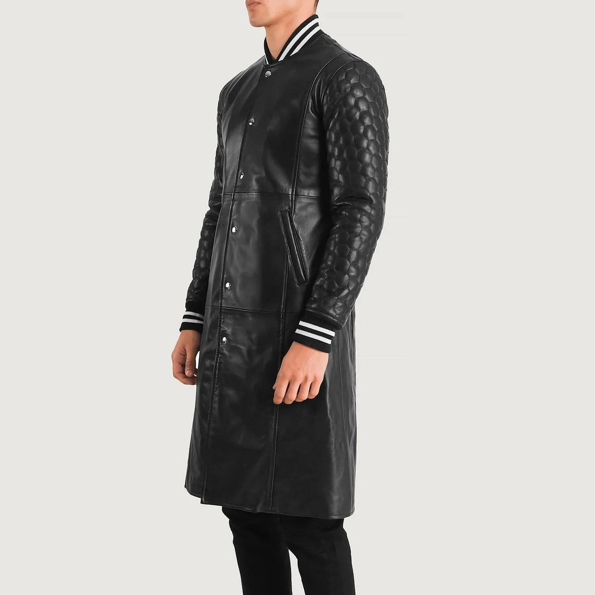 Black Sheepskin Leather Varsity Jacket - Rückansicht mit passgenauen Schultern &amp; sauberem Saum