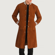 Wilde Braun Suede Varsity Ledermantel für Herren in Tan Bown Goatskin Suede - Vorderansicht &amp; maßgeschneiderte Silhouette | Online Kaufen