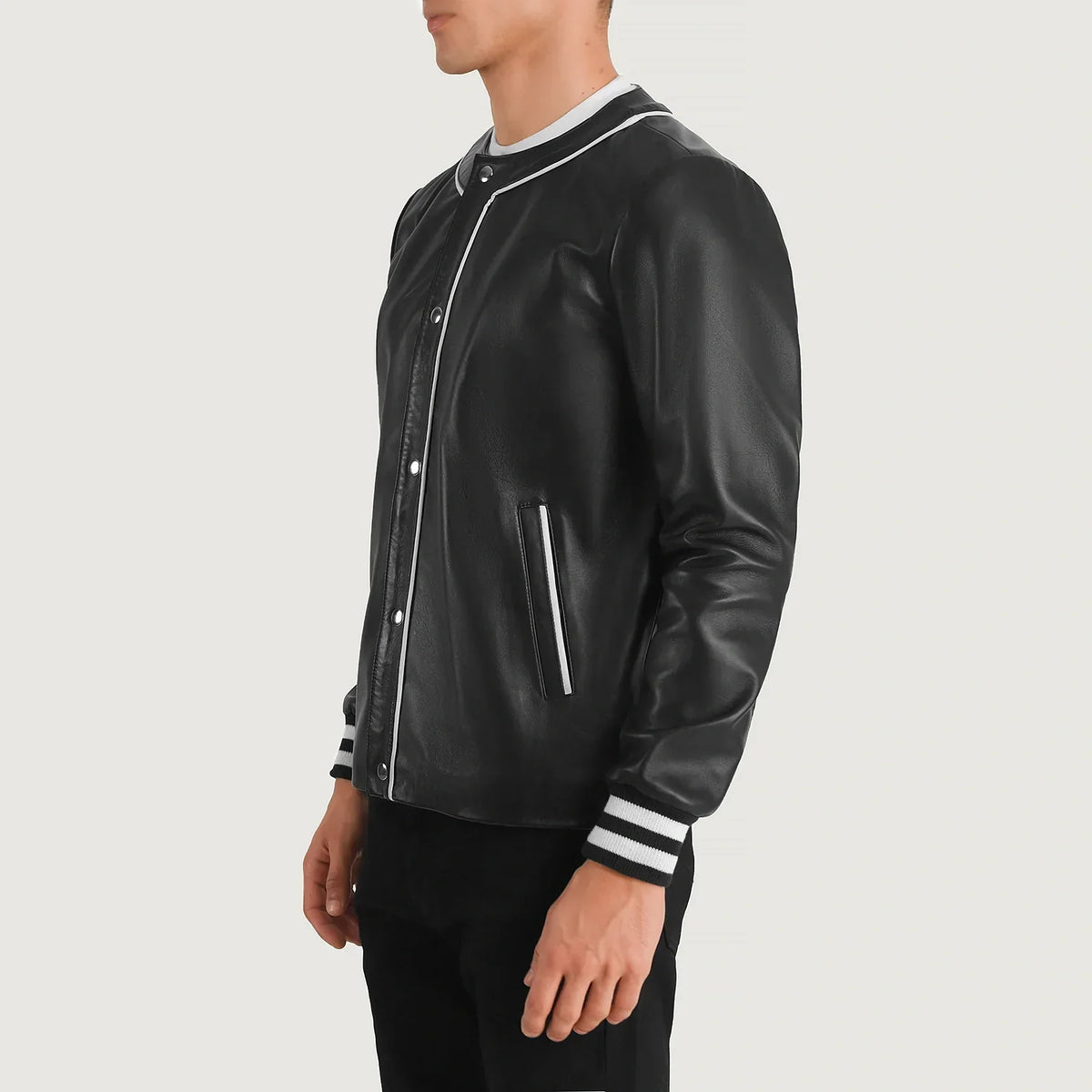 Black Sheepskin Leather Varsity Jacket - Rückansicht mit passgenauen Schultern &amp; sauberem Saum