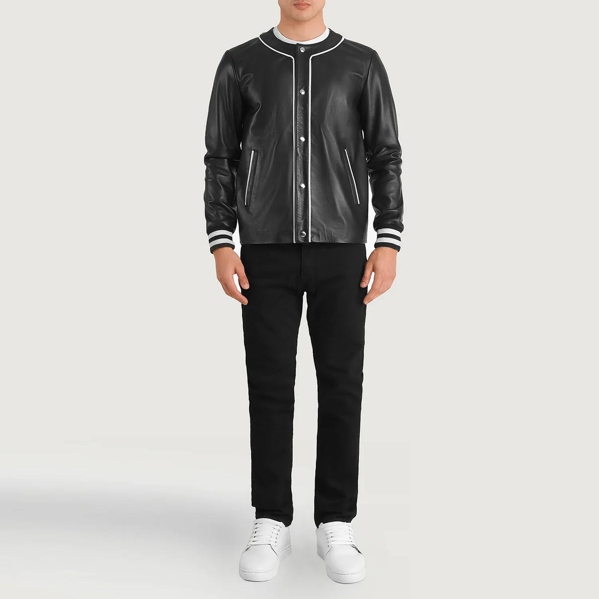 Willis Black Leather Varsity Jacket - Seitenansicht mit ergonomischem Ärmelschnitt