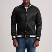 Xander Schwarz Varsity Lederjacke für Herren in Black Satin - Vorderansicht &amp; maßgeschneiderte Silhouette | Online Kaufen