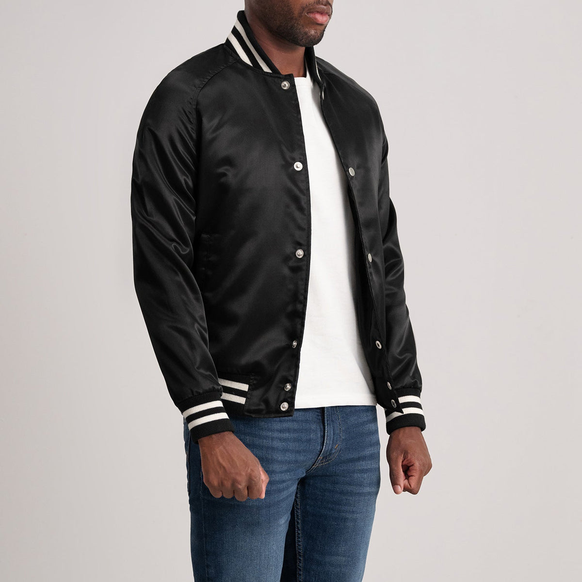 Black Satin Varsity Jacket - Rückansicht mit passgenauen Schultern &amp; sauberem Saum