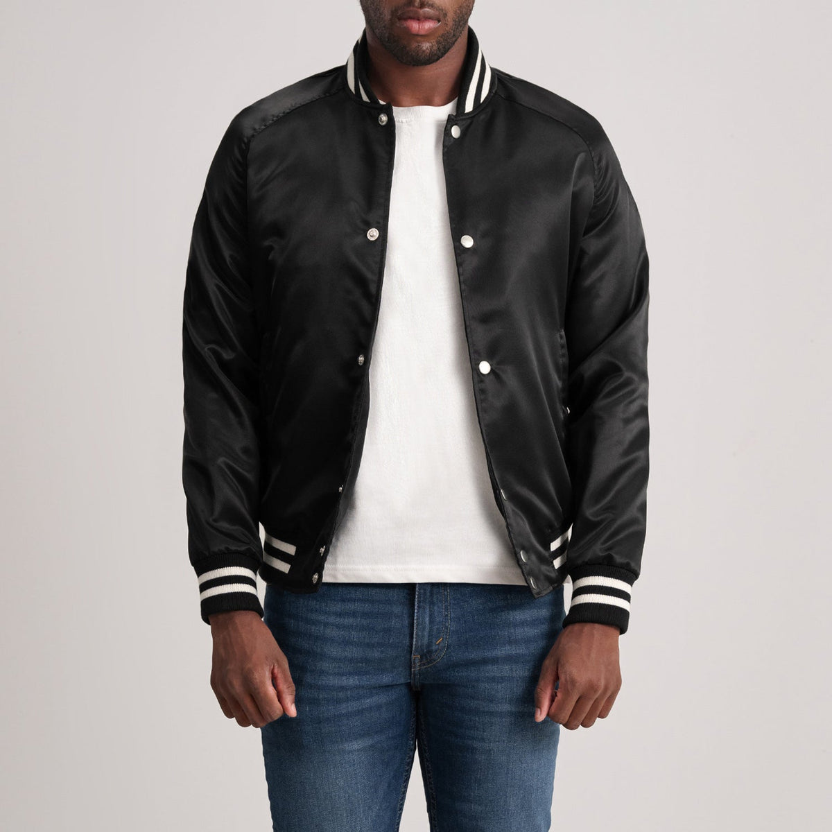 Xander Schwarz Varsity Lederjacke für Herren - Seitenansicht mit ergonomischem Ärmelschnitt