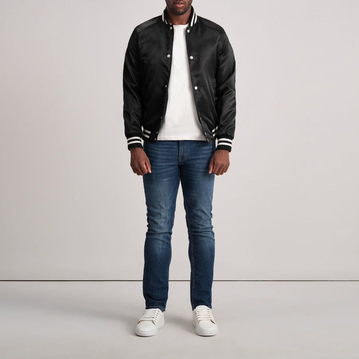 Detailansicht of Varsity &amp; Button Hardware on Xander Schwarz Varsity Lederjacke für Herren