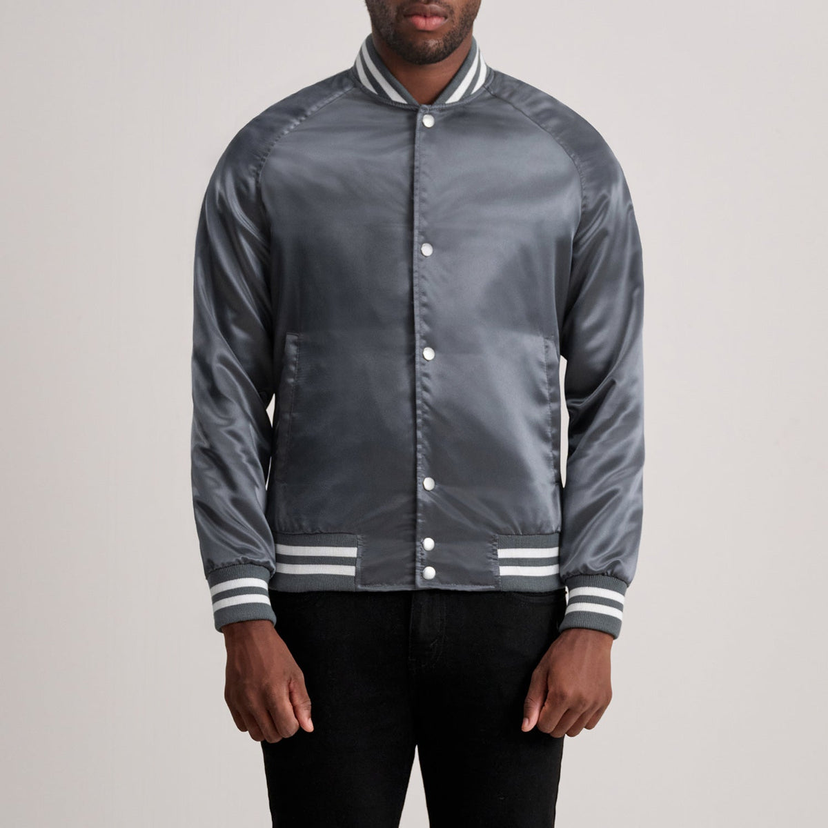 Xander Grau Varsity Lederjacke für Herren in Grey Satin - Vorderansicht &amp; maßgeschneiderte Silhouette | Online Kaufen