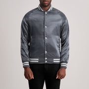 Xander Grau Varsity Lederjacke für Herren in Grey Satin - Vorderansicht &amp; maßgeschneiderte Silhouette | Online Kaufen