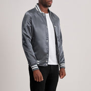 Grey Satin Varsity Jacket - Rückansicht mit passgenauen Schultern &amp; sauberem Saum