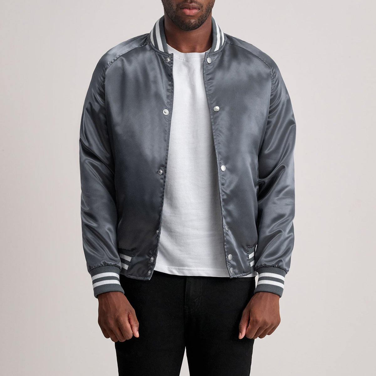 Xander Grau Varsity Lederjacke für Herren - Seitenansicht mit ergonomischem Ärmelschnitt