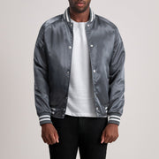 Xander Grau Varsity Lederjacke für Herren - Seitenansicht mit ergonomischem Ärmelschnitt