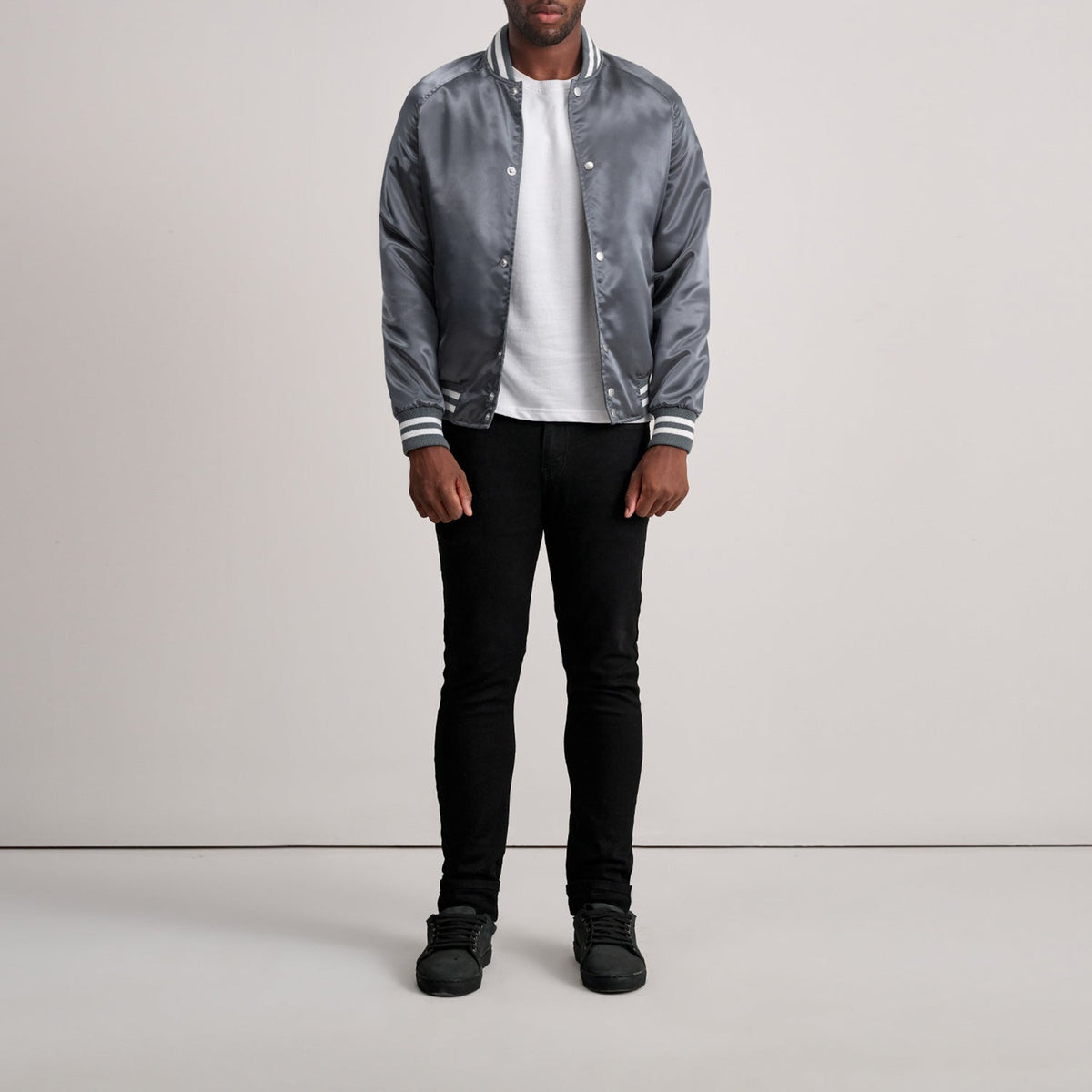 Detailansicht of Varsity &amp; Button Hardware on Xander Grau Varsity Lederjacke für Herren