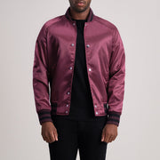 Xander Kastanienbraun Varsity Lederjacke für Herren - Seitenansicht mit ergonomischem Ärmelschnitt