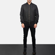 Men's Zack Schwarz Leder-Bomberjacke für Herren - Seitenansicht mit ergonomischem Ärmelschnitt
