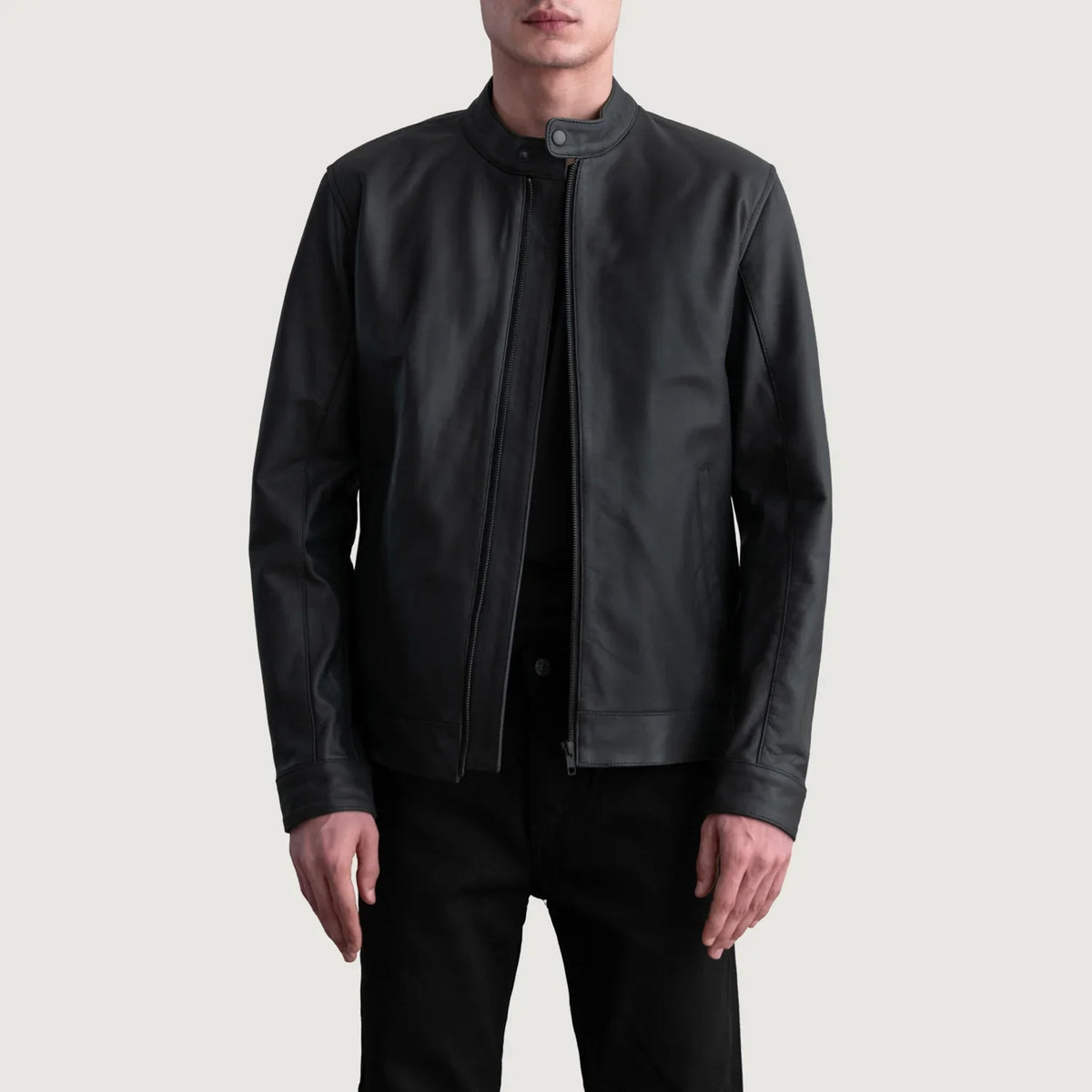 
Zen Matte Schwarz Leder-Bikerjacke für Herren in Matte Black Cowhide Leather - Vorderansicht & maßgeschneiderte Silhouette | Online Kaufen