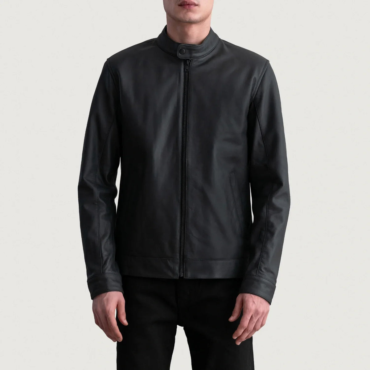 
Zen Matte Schwarz Leder-Bikerjacke für Herren - Seitenansicht mit ergonomischem Ärmelschnitt & sportlicher Passform