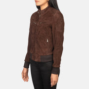 
Brown Goat Suede Bomber Jacket - Rückansicht mit passgenauen Schultern & sauberem Saum